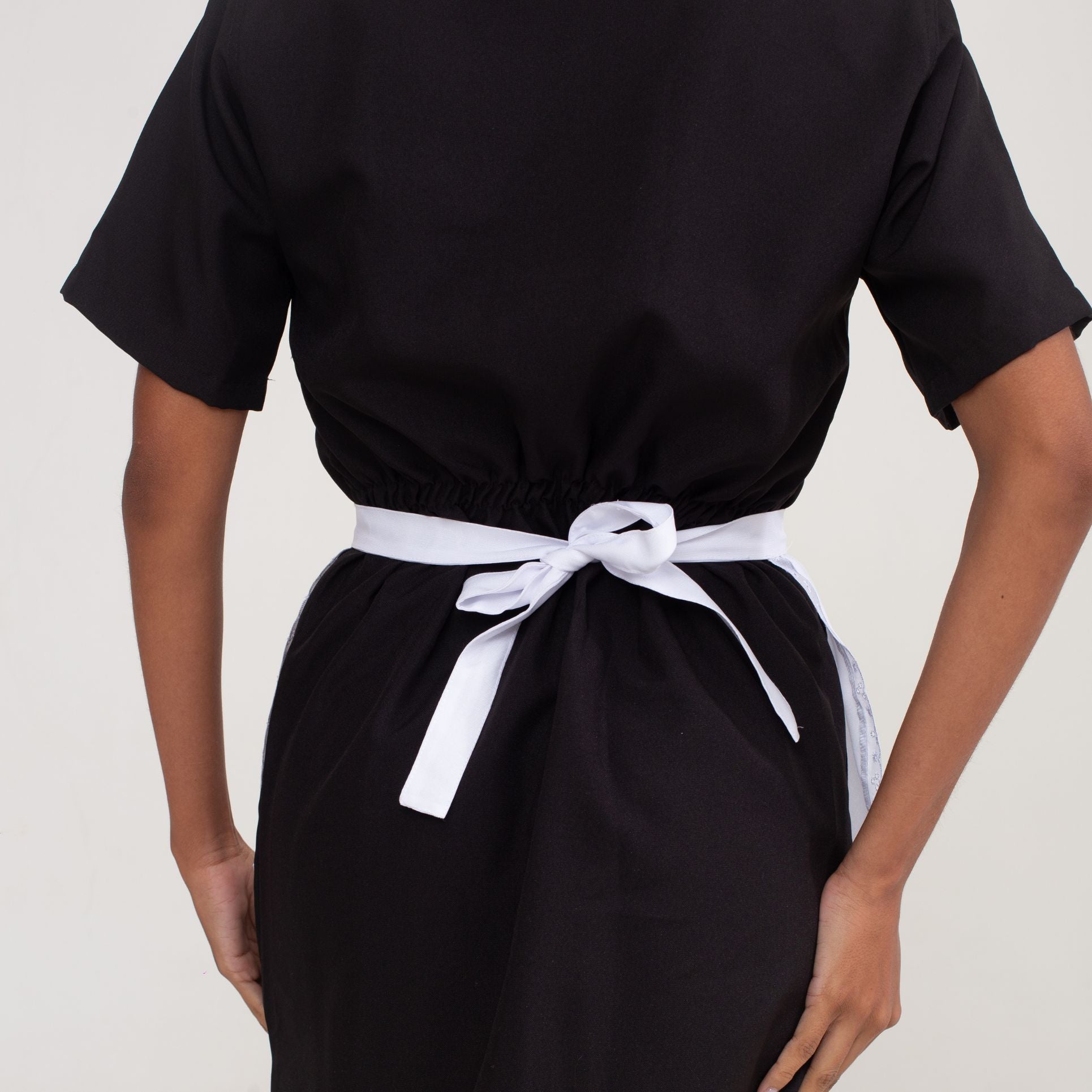 Vestido Preto Oxford com Rendinha + Avental com Renda