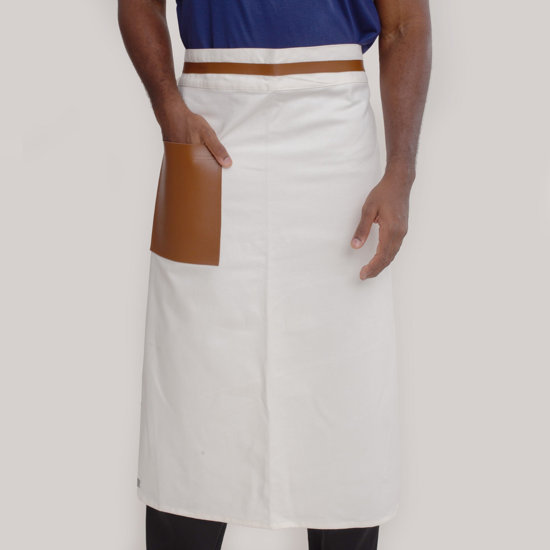 Avental Off White de Cintura com Bolso de Couro
