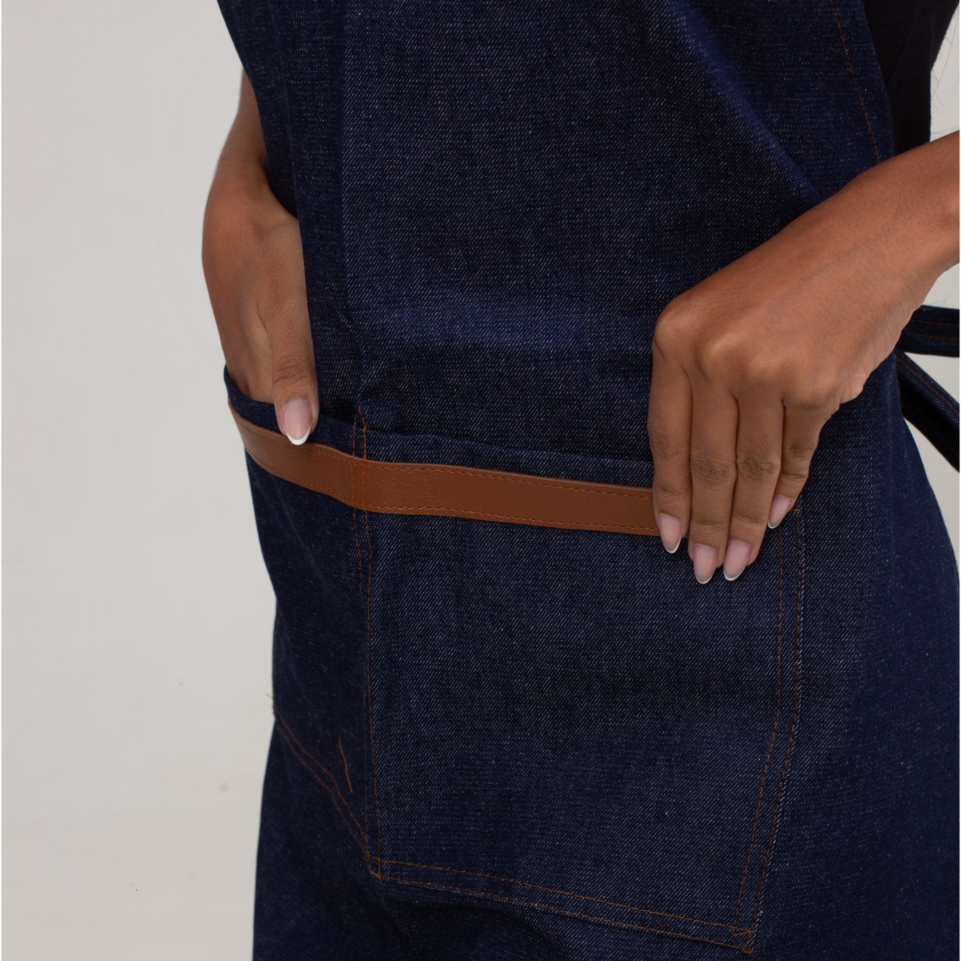 Avental Jeans Com Detalhe de Couro