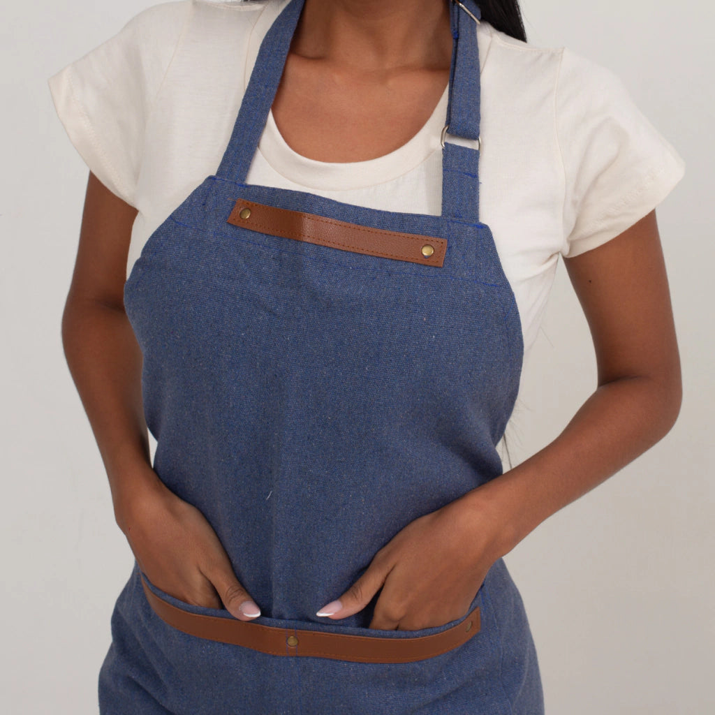 Avental Lona Azul Jeans Com Detalhe Em Couro