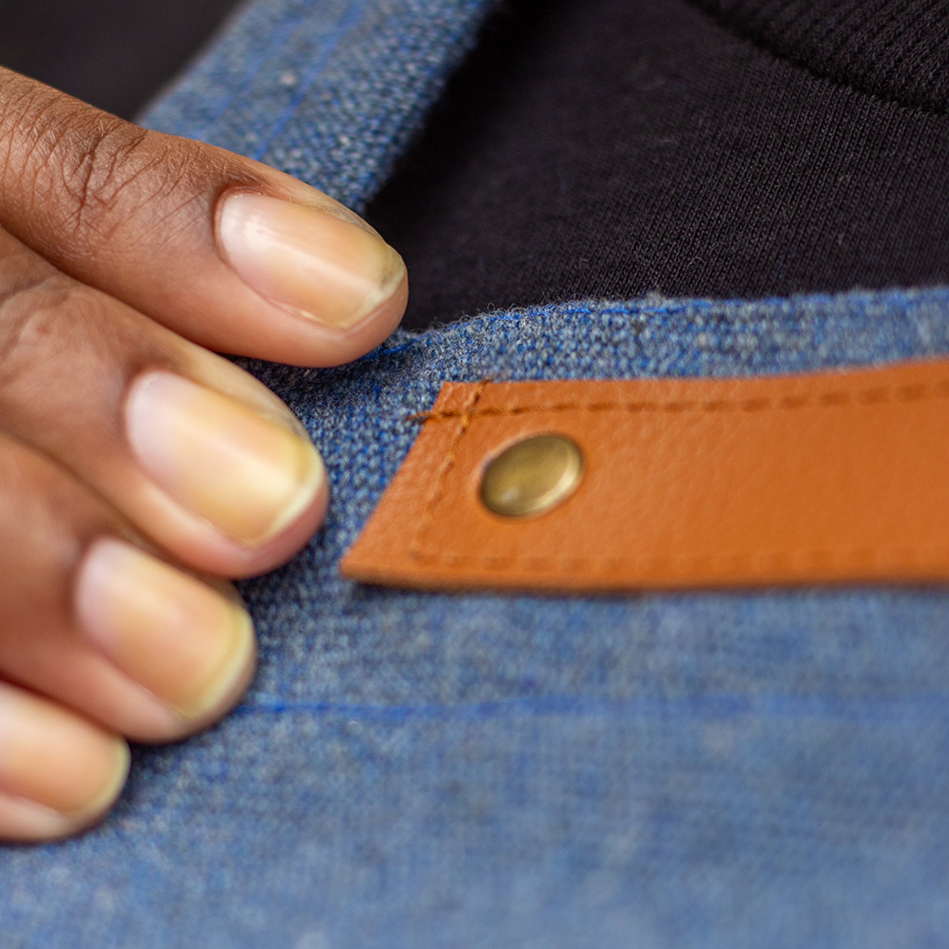 Avental Lona Azul Jeans Com Detalhe Em Couro