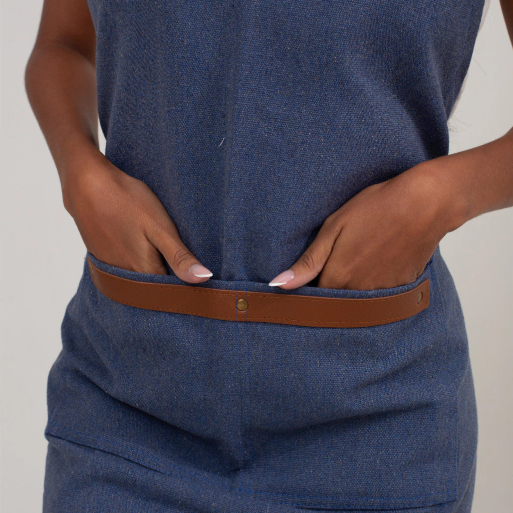 Avental Lona Azul Jeans Com Detalhe Em Couro