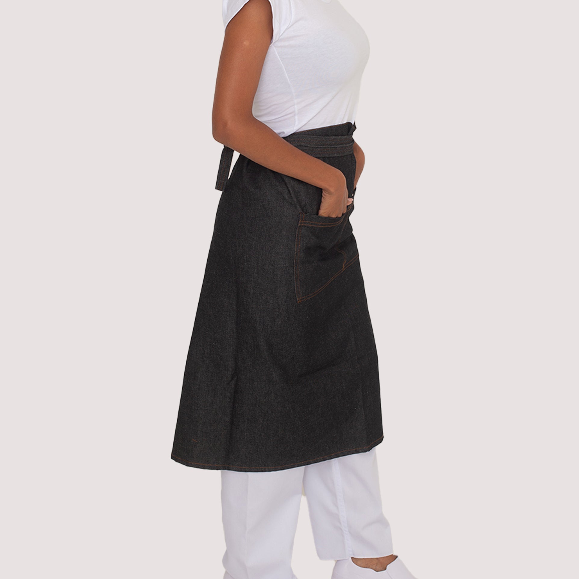 Avental Jeans Black De CinturaTranspassado com Bolso