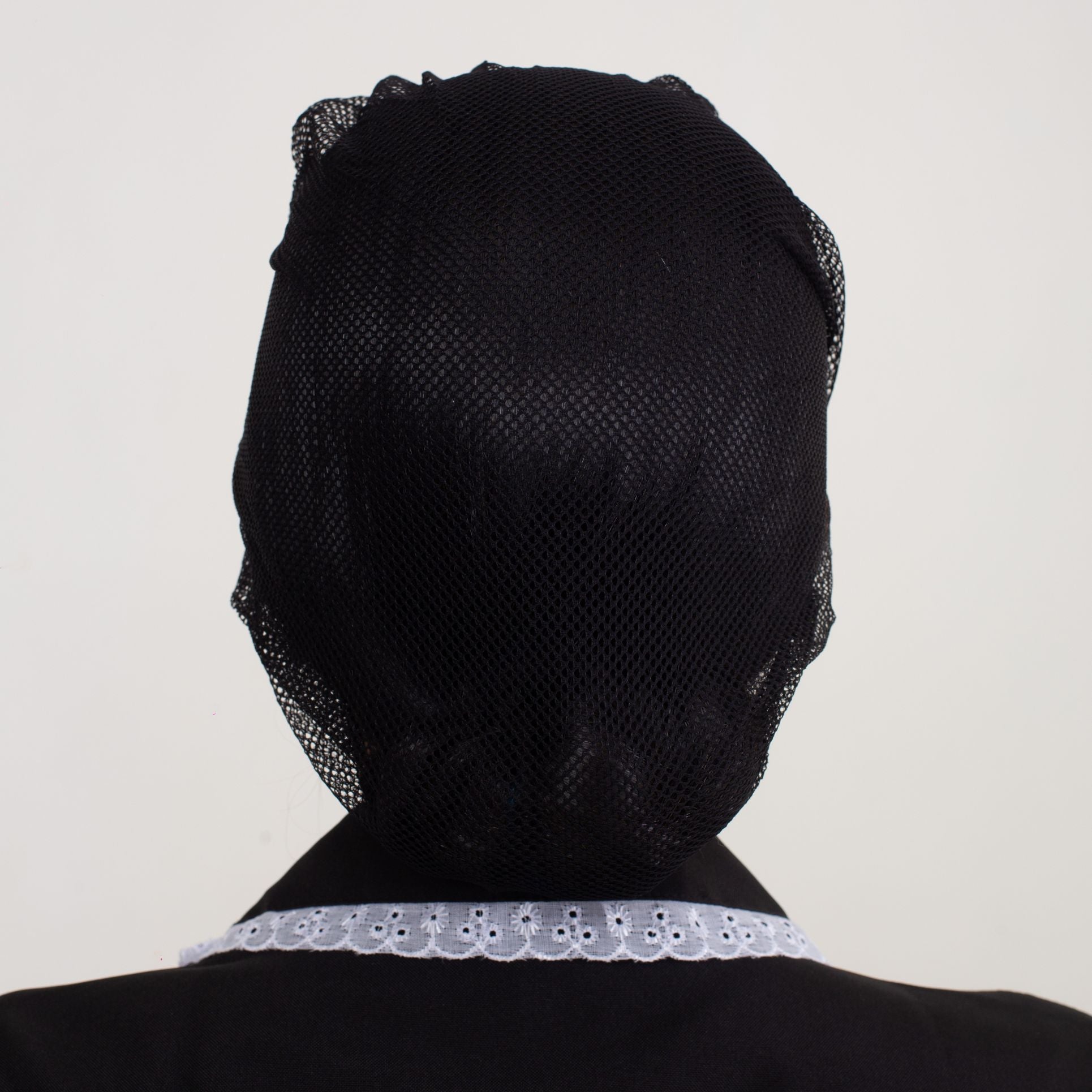 Touca de Renda Preta com Pala