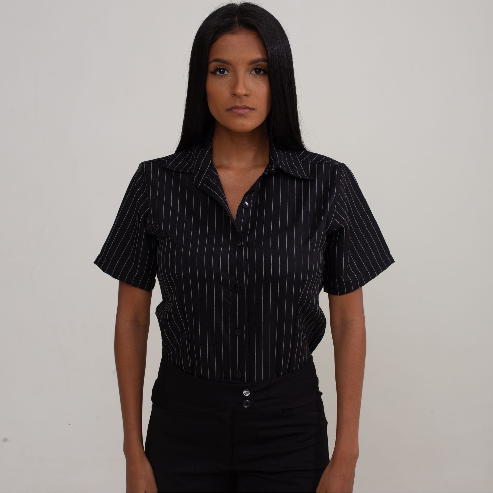Camisa Social Feminina Manga Curta Risca de Giz Preto Oxford