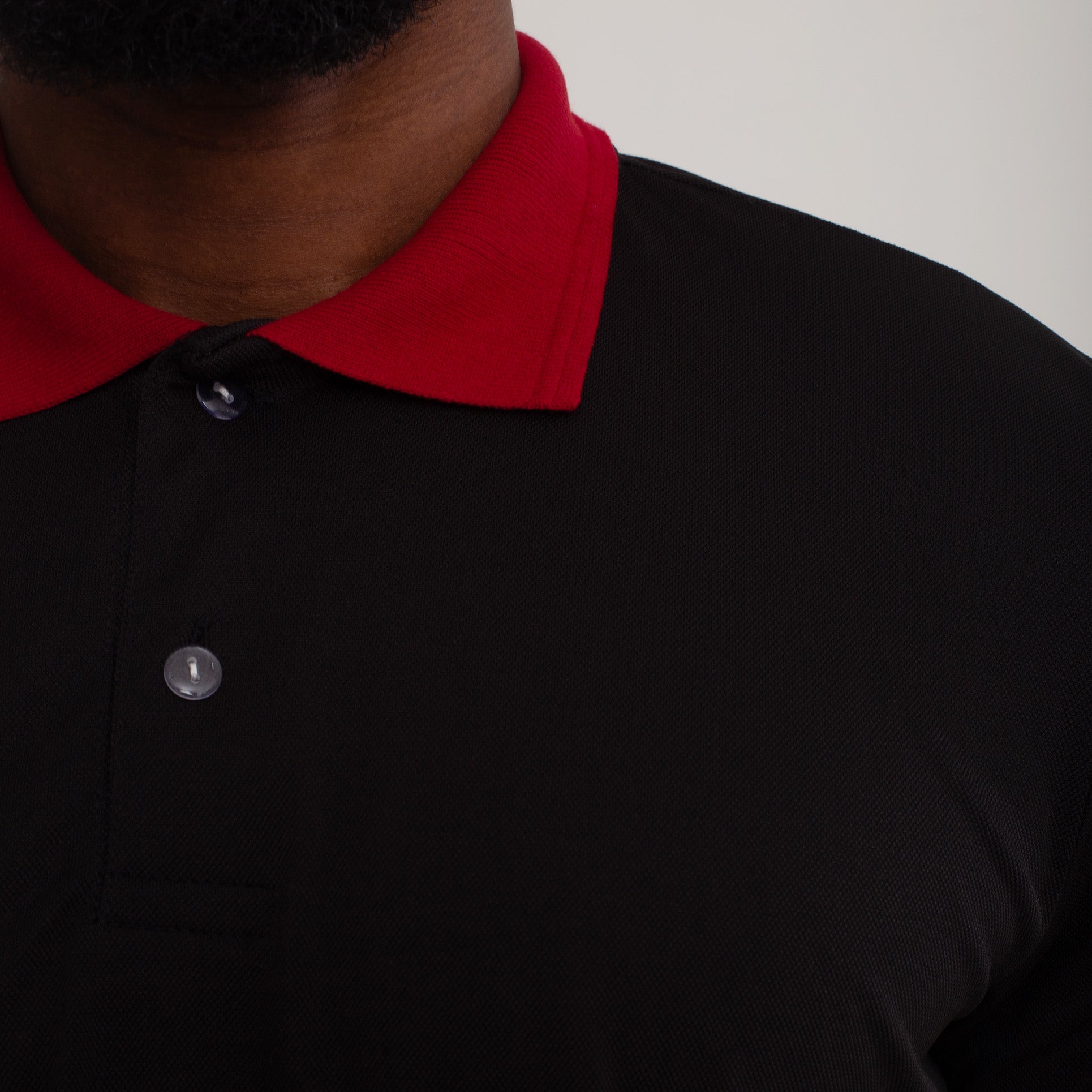 Camisa Polo Piquet Algodão Preto Com Gola e Punho Vermelho