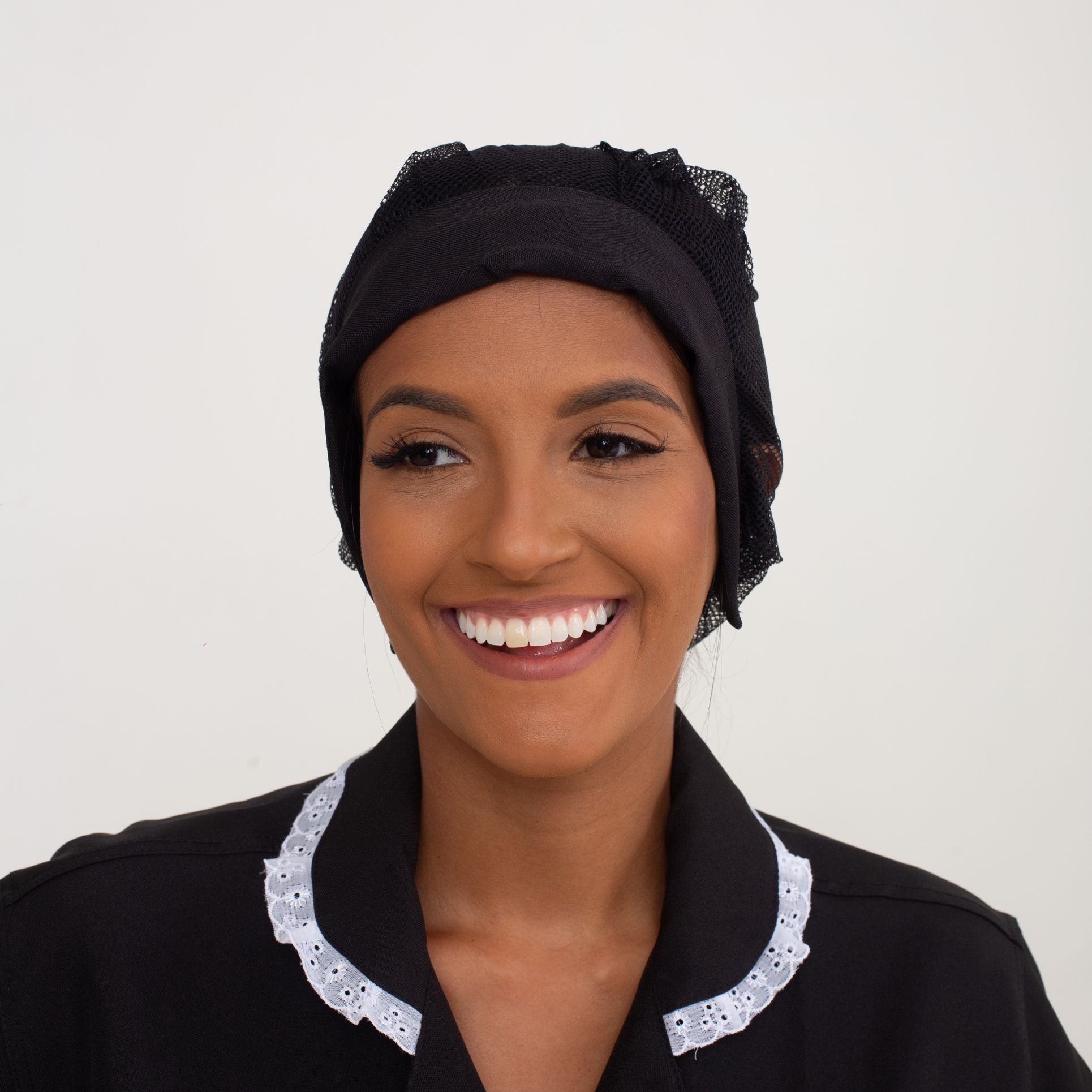 Touca de Renda Preta com Pala