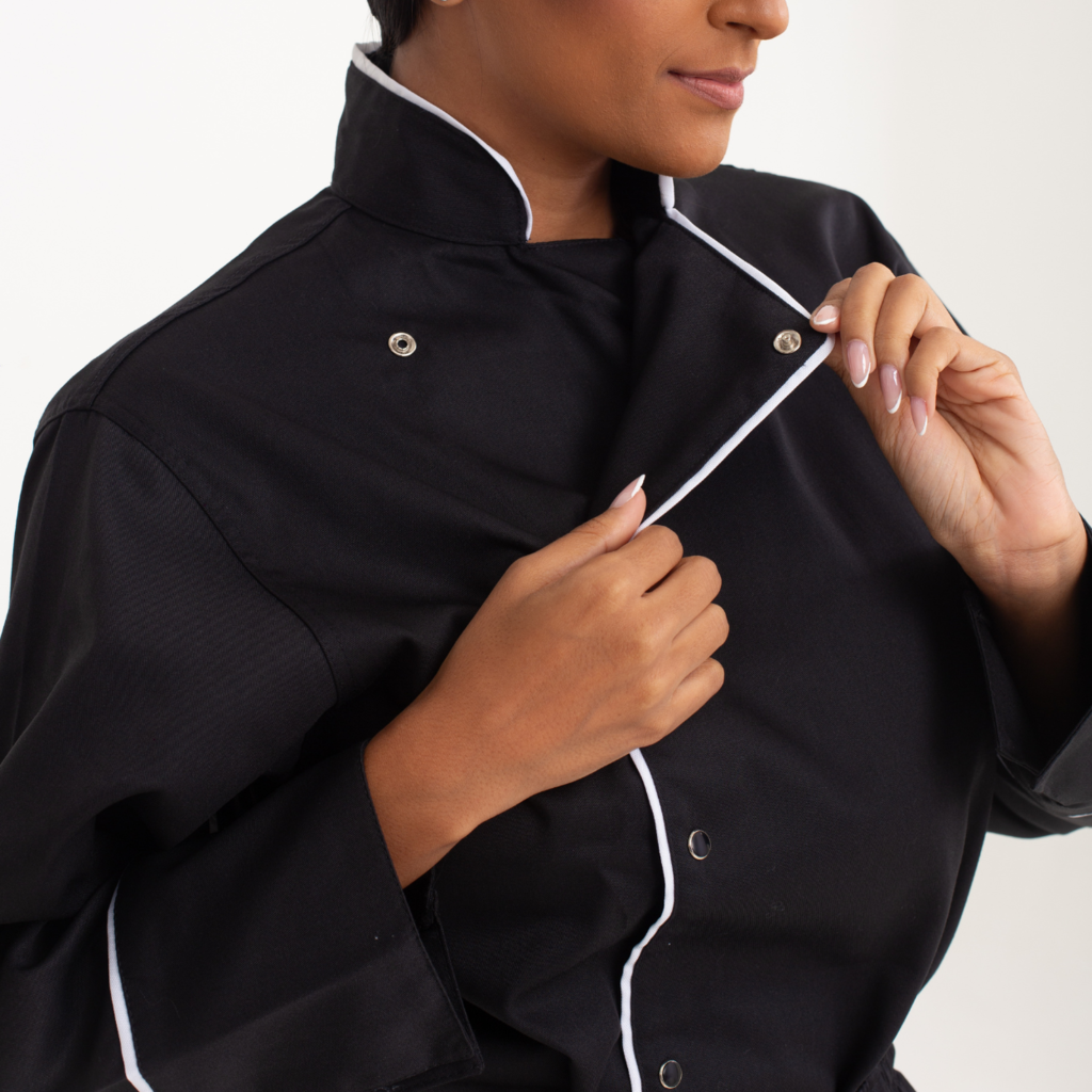 Dólmã Manga Longa Preta Com Sutache Branco e Botão de Pressão