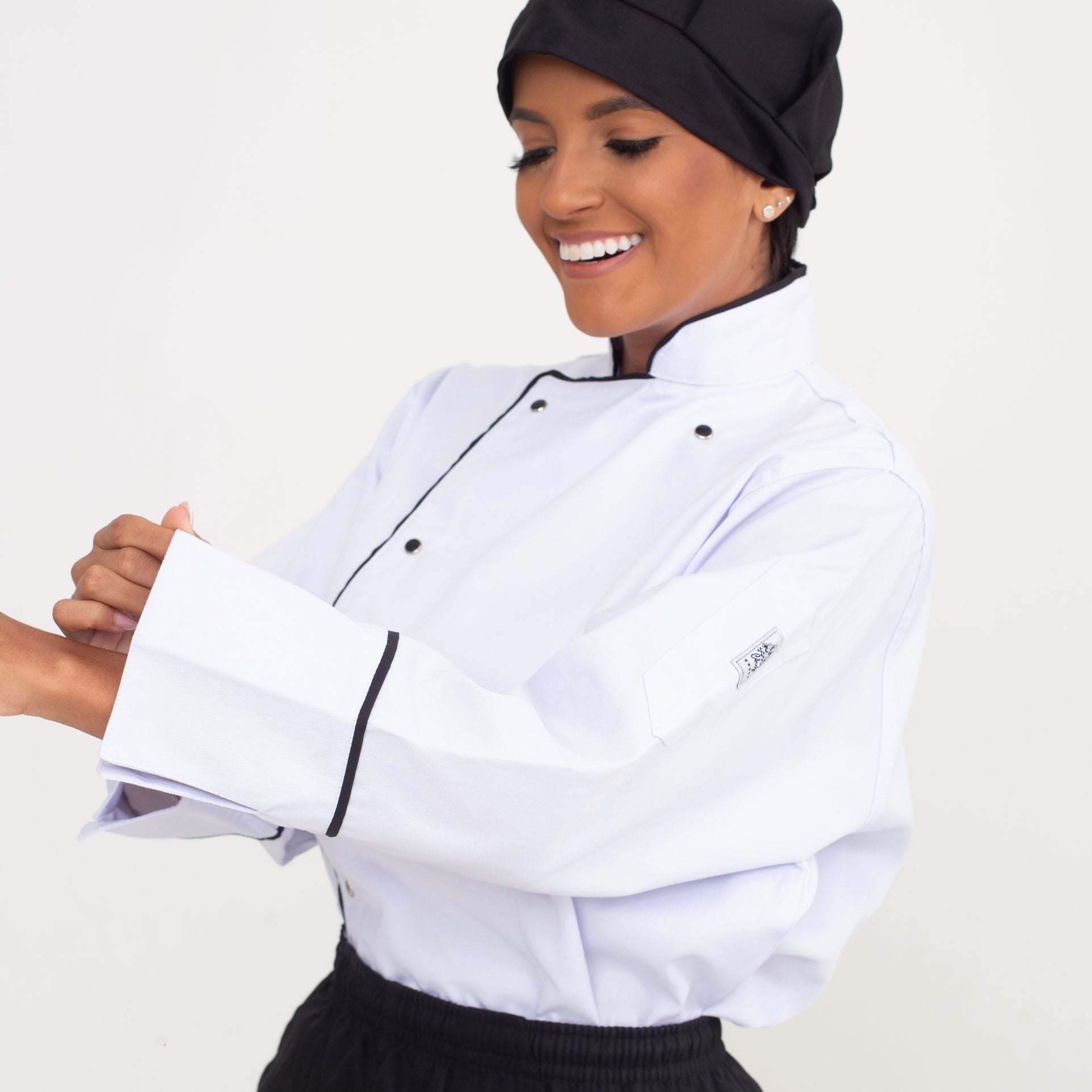 Dólmã Manga Longa Branca Com Sutache Preto e Botão de Pressão