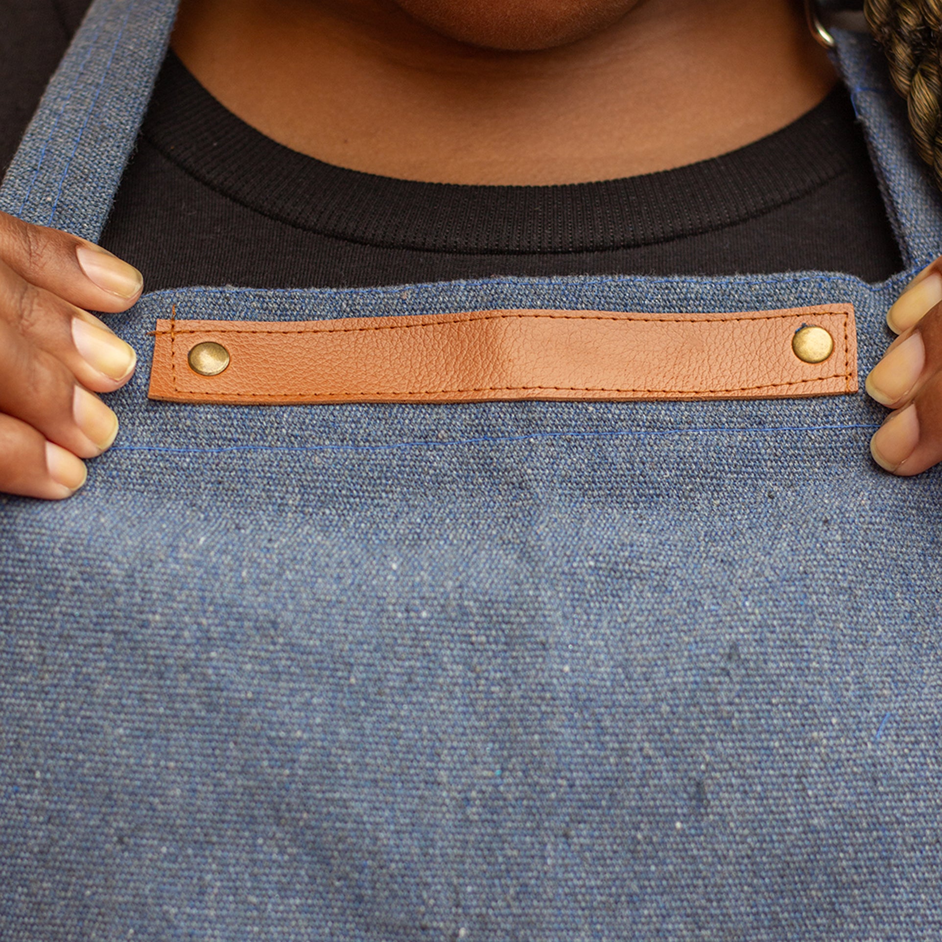 Avental Lona Azul Jeans Com Detalhe Em Couro