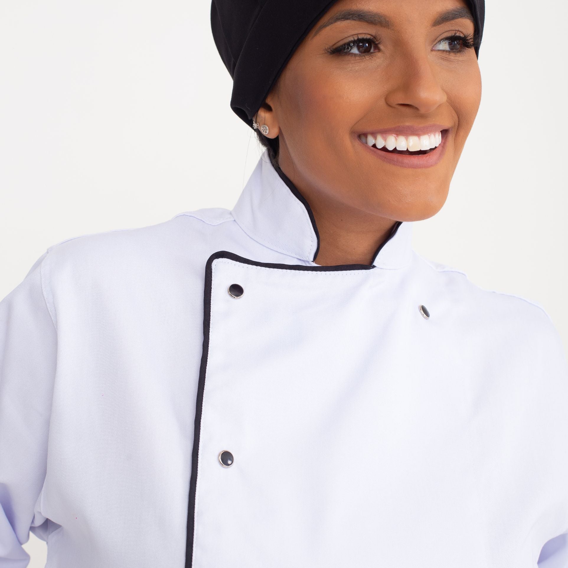 Dólmã Manga Longa Branca Com Sutache Preto e Botão de Pressão