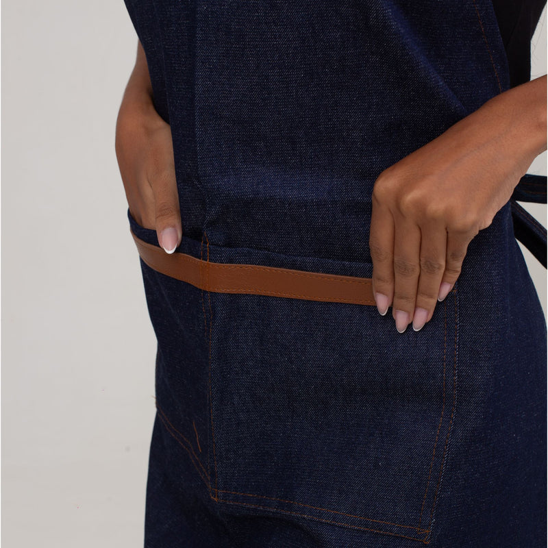 Avental Jeans Com Detalhe de Couro