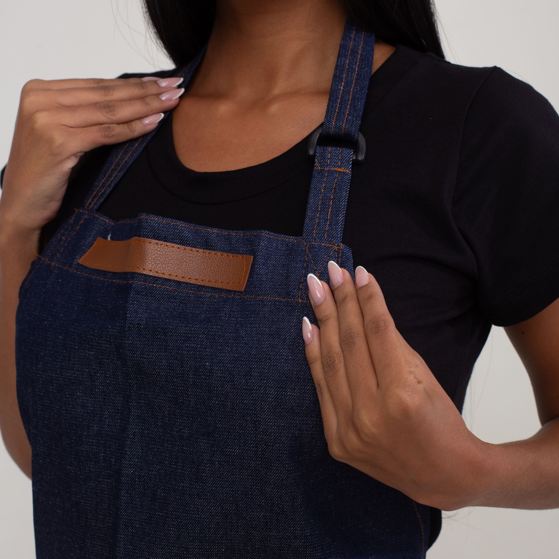 Avental Jeans Com Detalhe de Couro