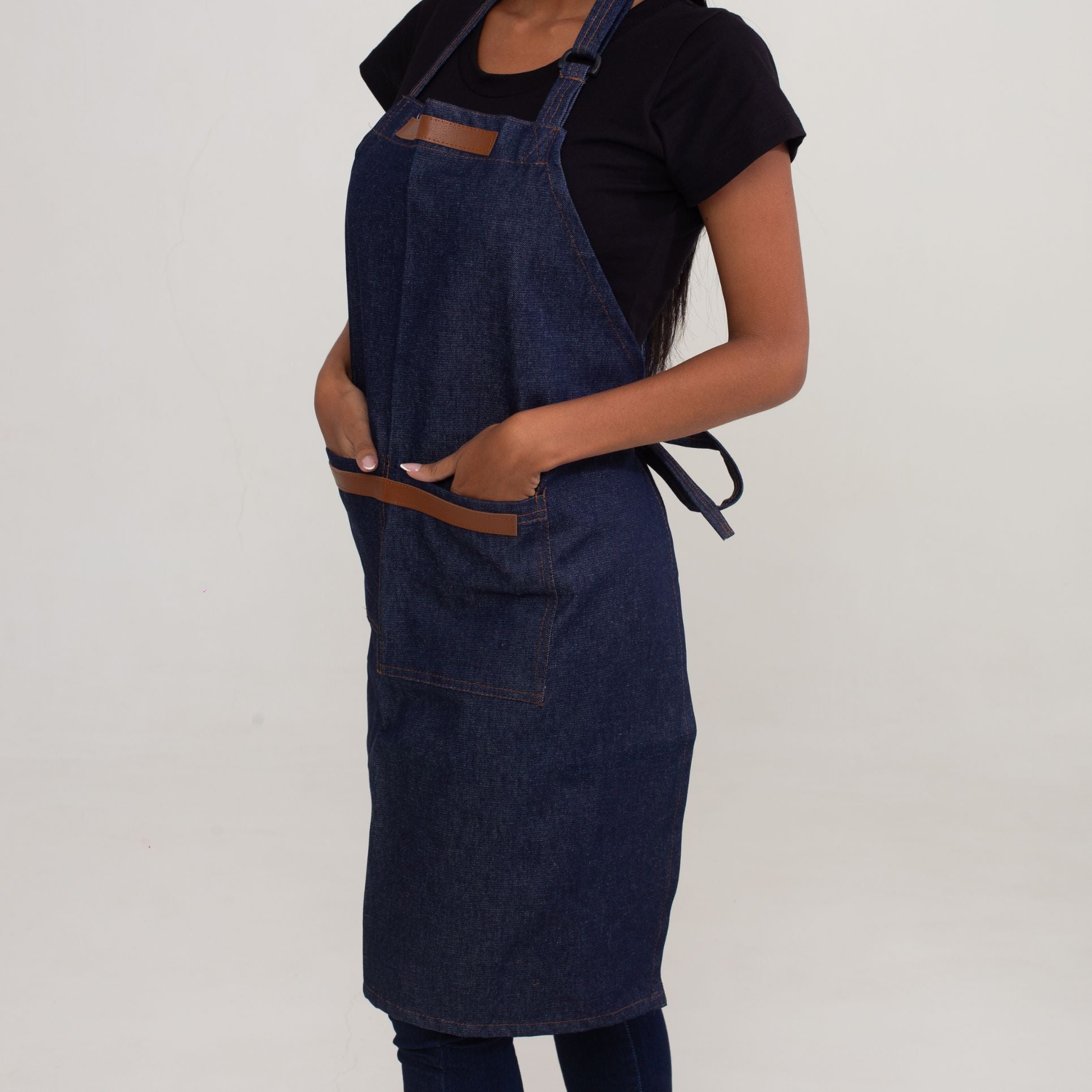 Avental Jeans Com Detalhe de Couro