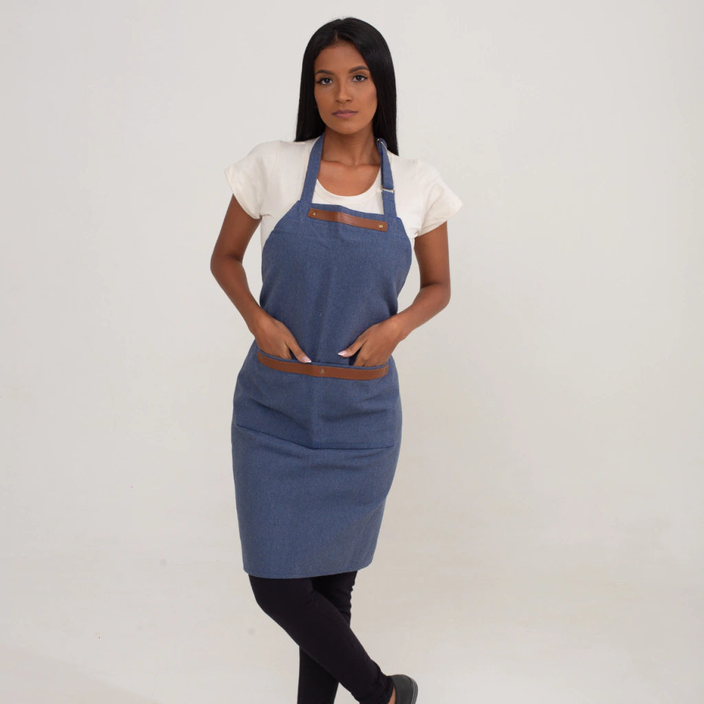 Avental Lona Azul Jeans Com Detalhe Em Couro