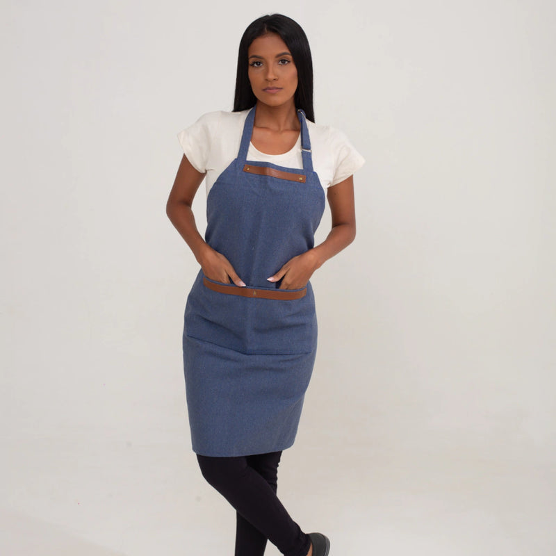 Avental Lona Azul Jeans Com Detalhe Em Couro