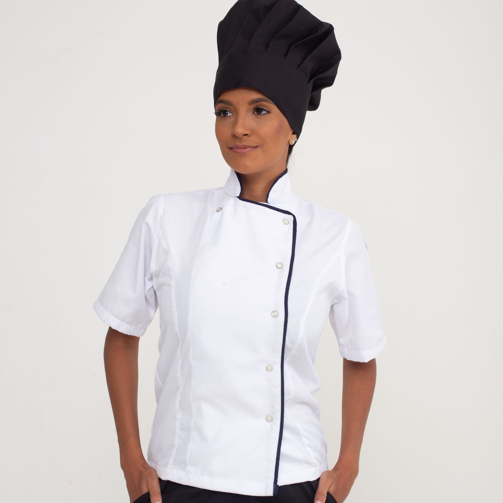 Dólmã Branca Manga Curta Feminina Com Sutache Preto e Botão De Pressão