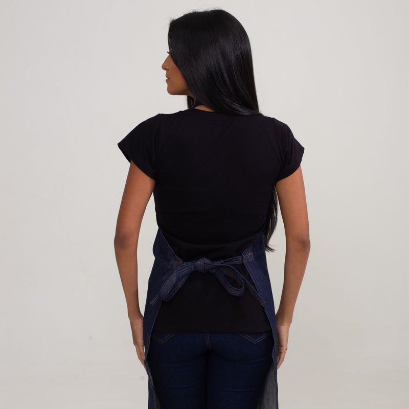Avental Jeans Com Detalhe de Couro