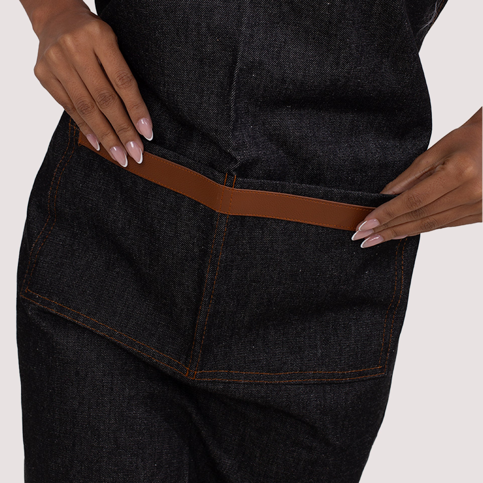 Avental Jeans Black Com Detalhe de Couro