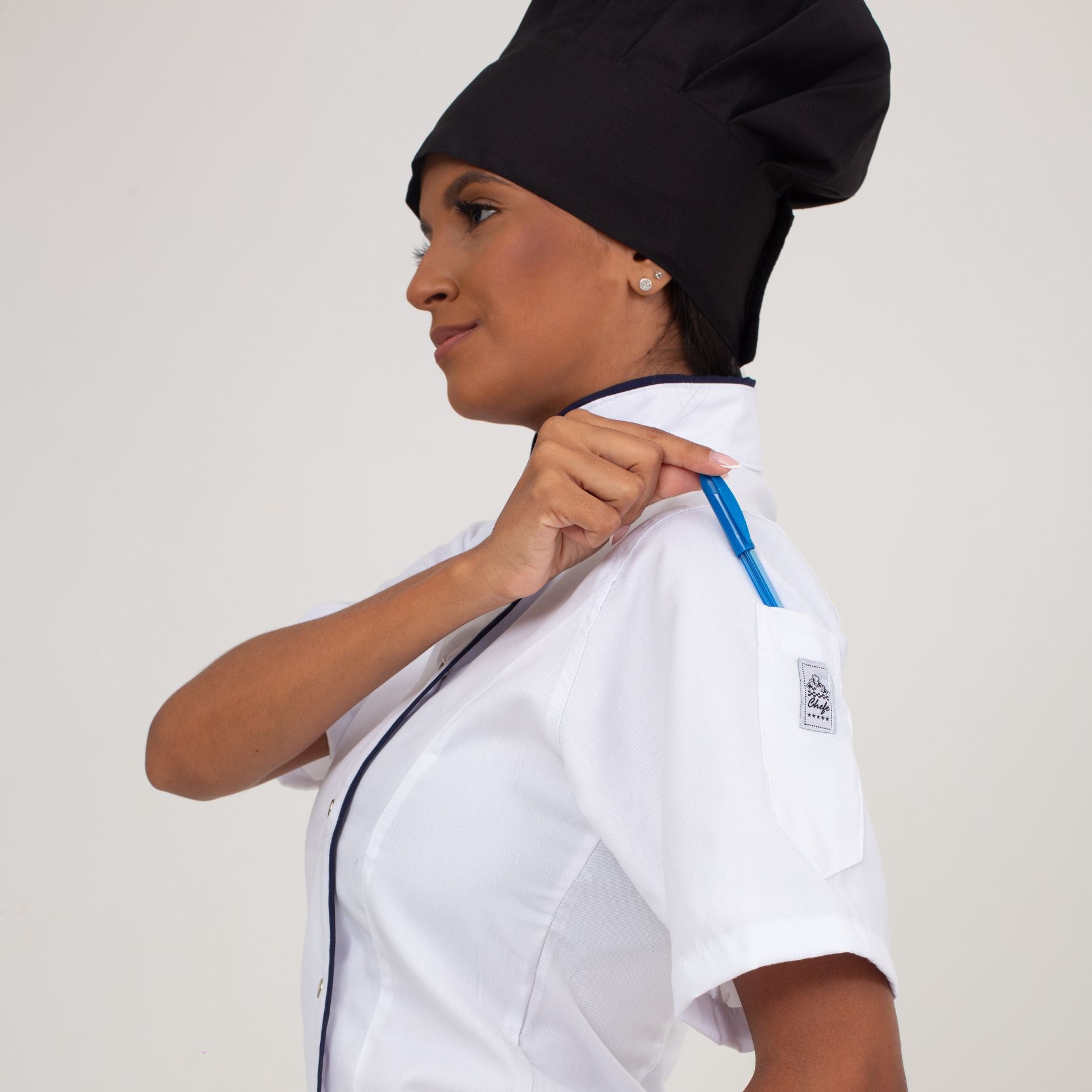 Dólmã Branca Manga Curta Feminina Com Sutache Preto e Botão De Pressão