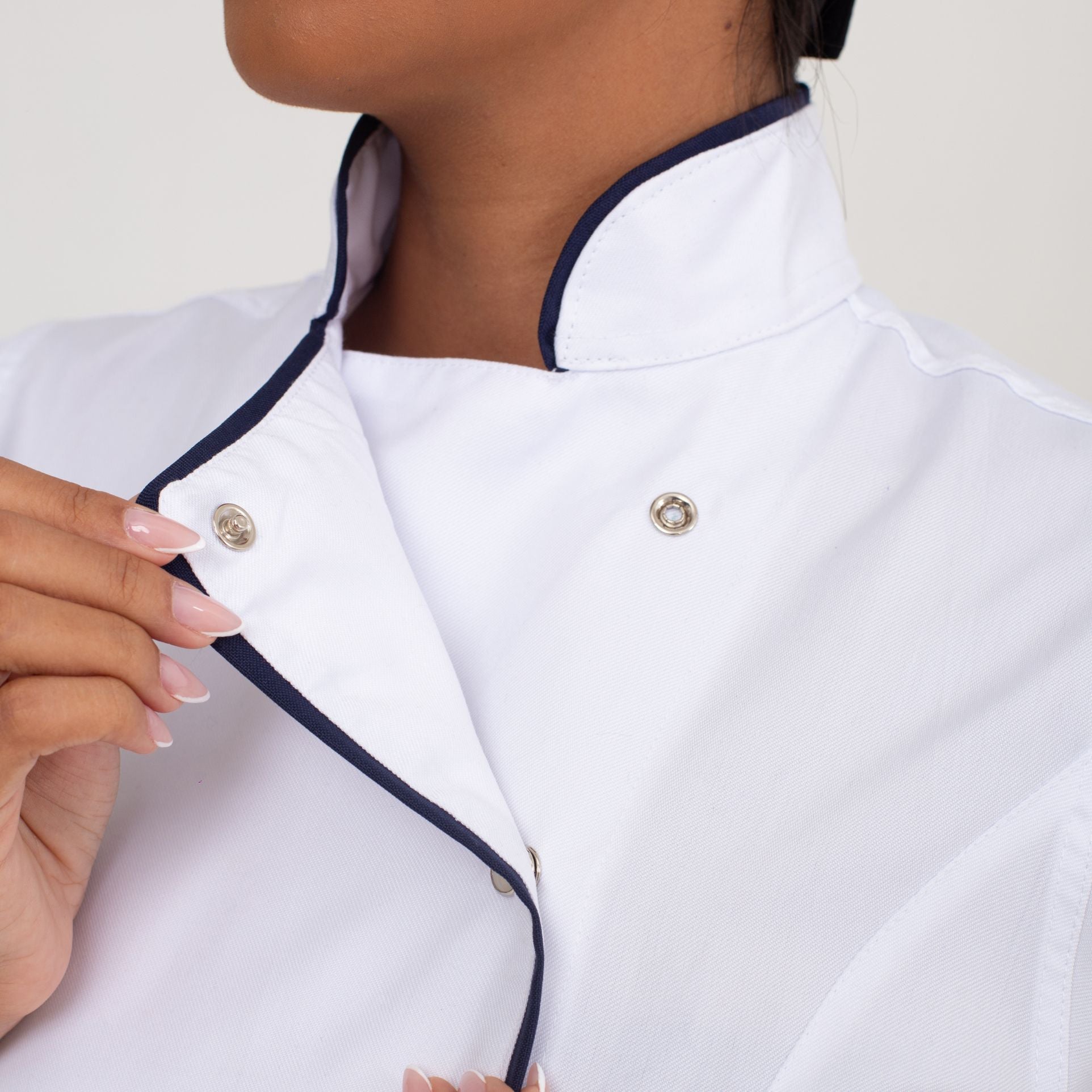 Dólmã Branca Manga Curta Feminina Com Sutache Preto e Botão De Pressão