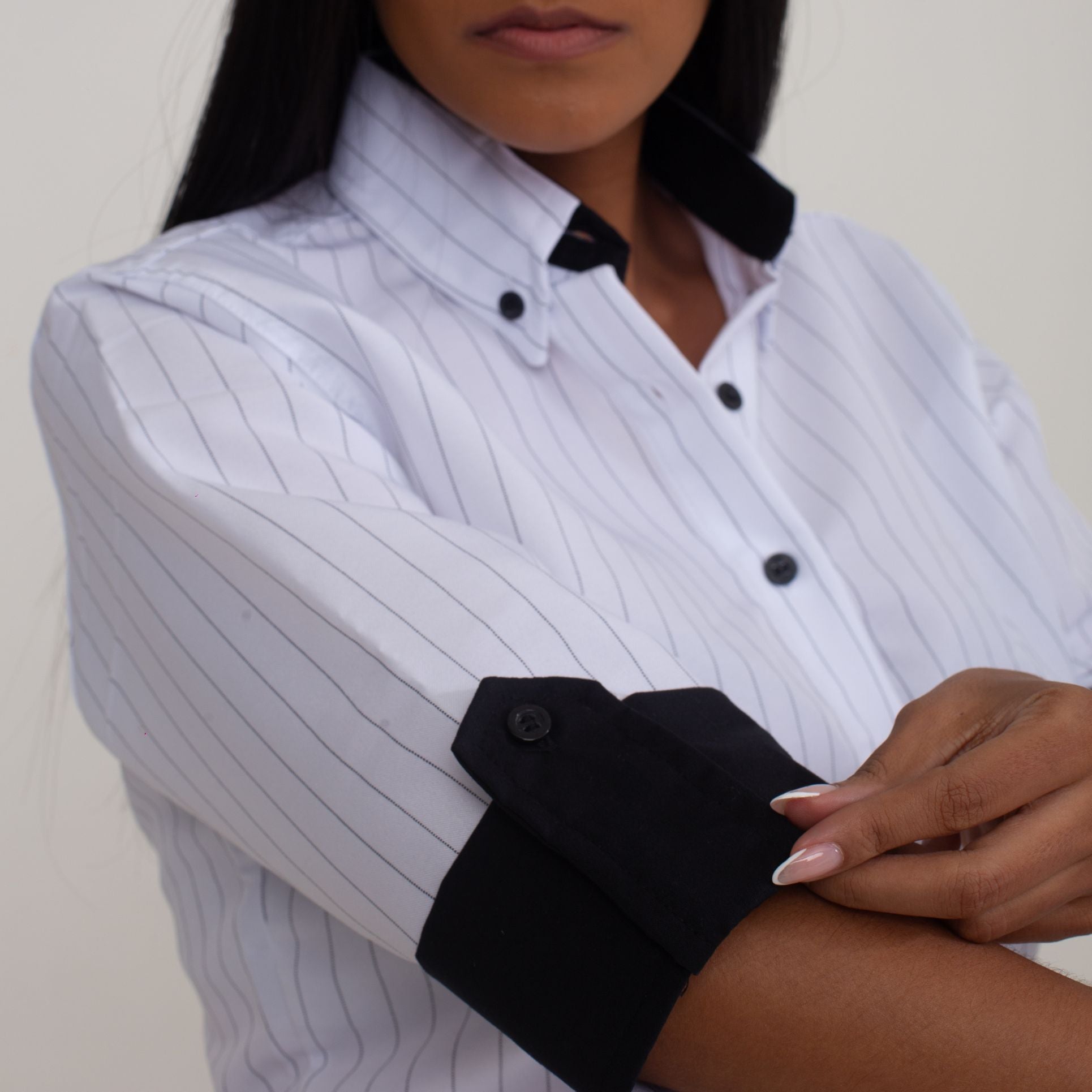 Camisa Social Oxford Manga 3/4 Feminina Branca Com Detalhe na Manga (Risca de Giz)