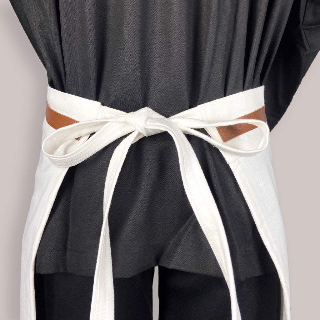 Avental Off White de Cintura com Bolso de Couro