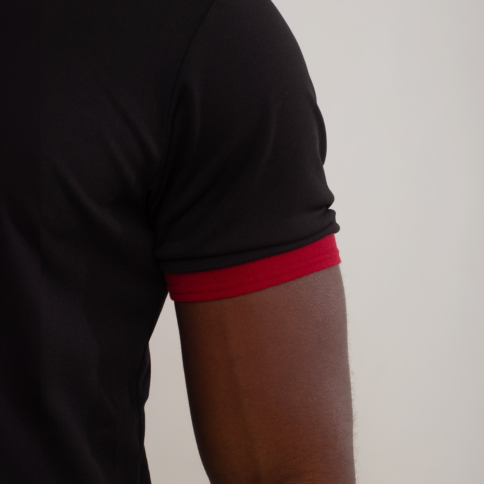 Camisa Polo Piquet Algodão Preto Com Gola e Punho Vermelho
