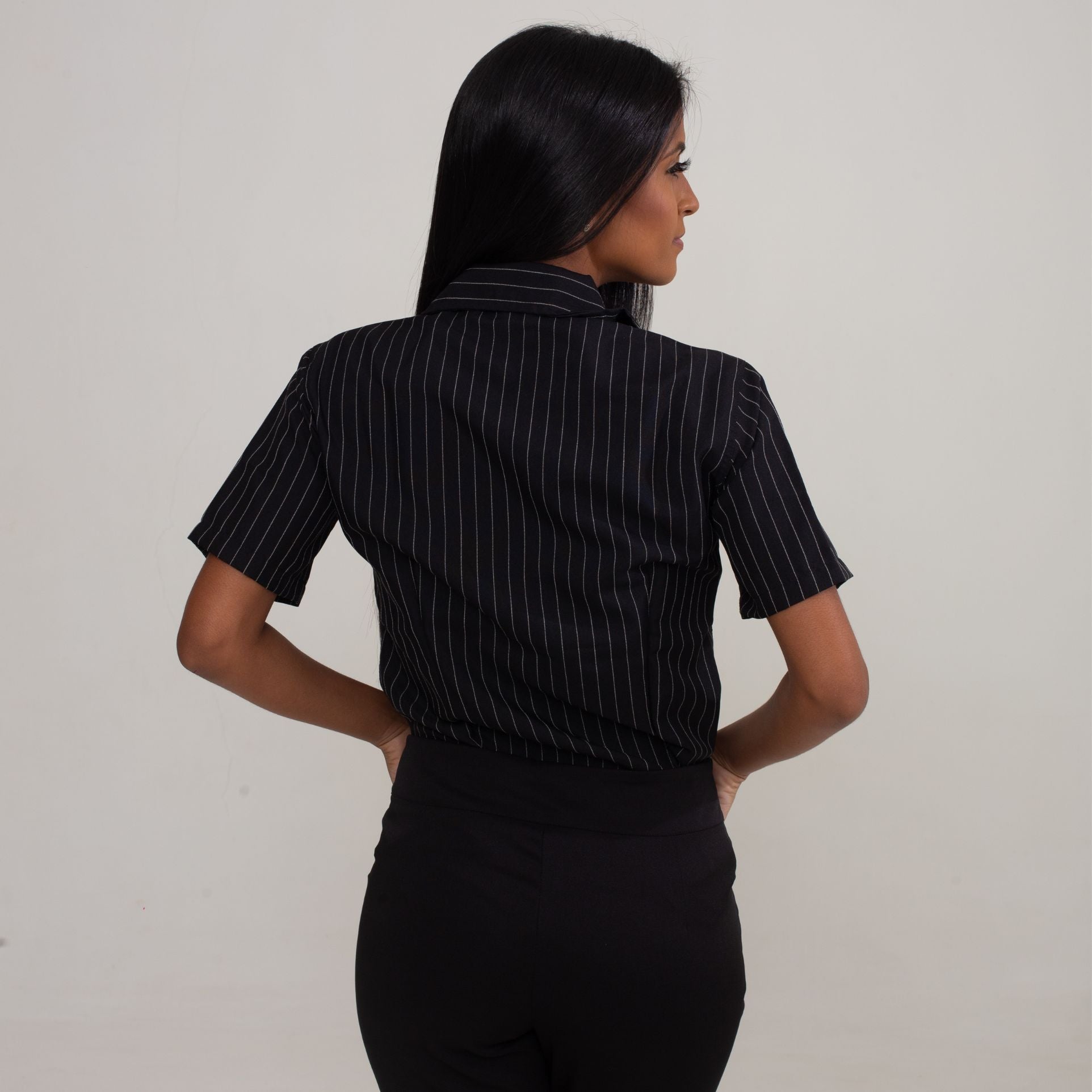 Camisa Social Feminina Manga Curta Risca de Giz Preto Oxford