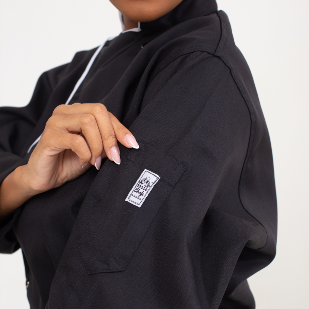 Dólmã Manga Longa Preta Com Sutache Branco e Botão de Pressão