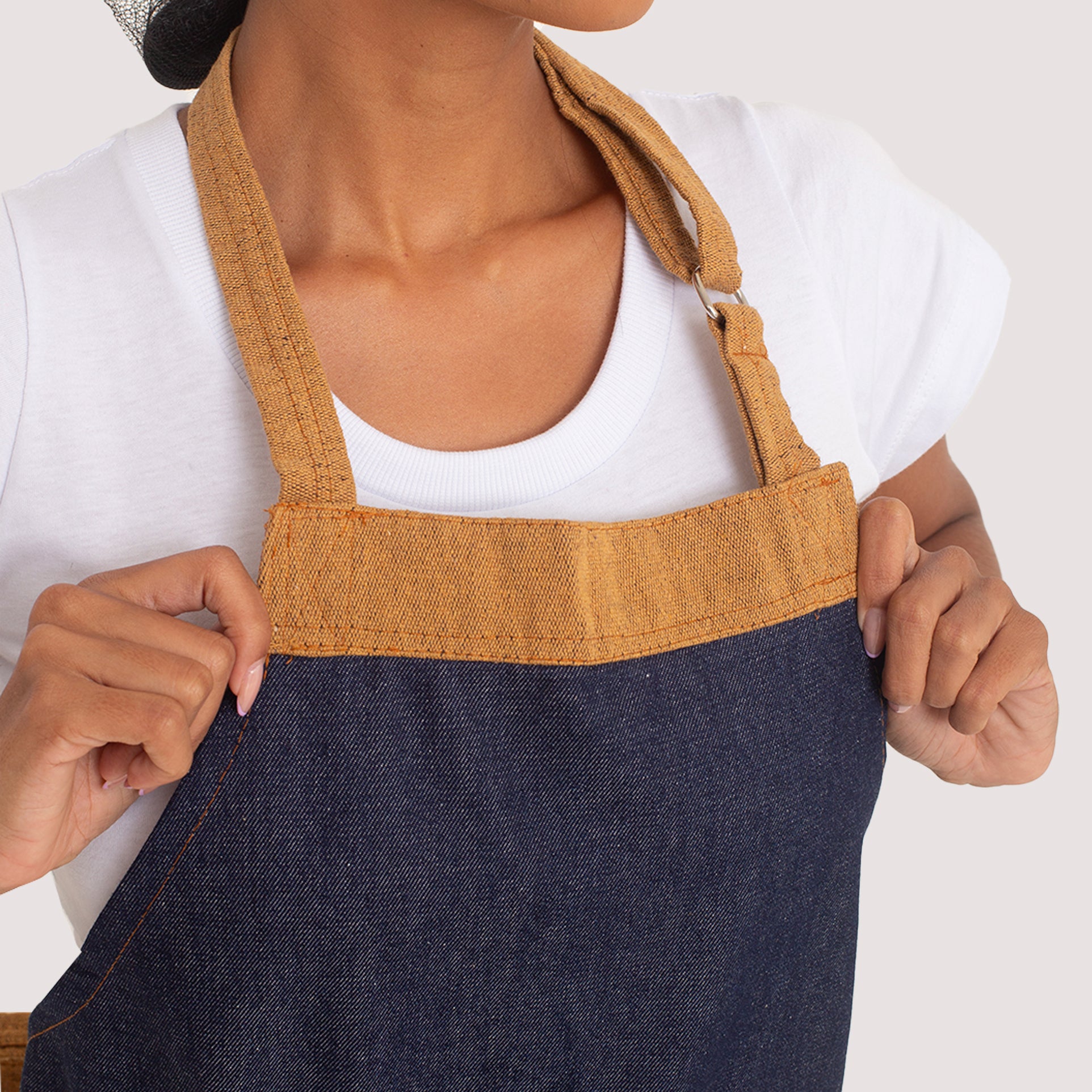 Avental Jeans Com Detalhe Lona Mostarda