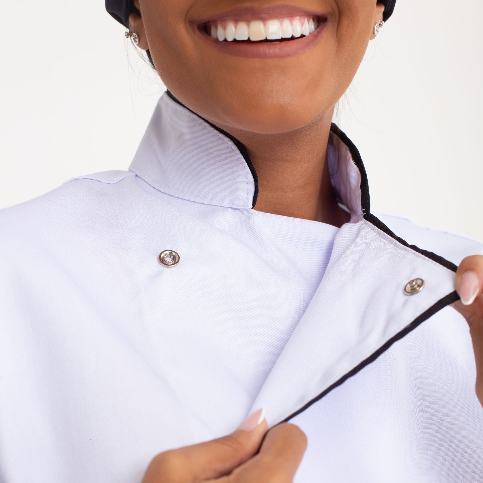 Dólmã Manga Longa Branca Com Sutache Preto e Botão de Pressão