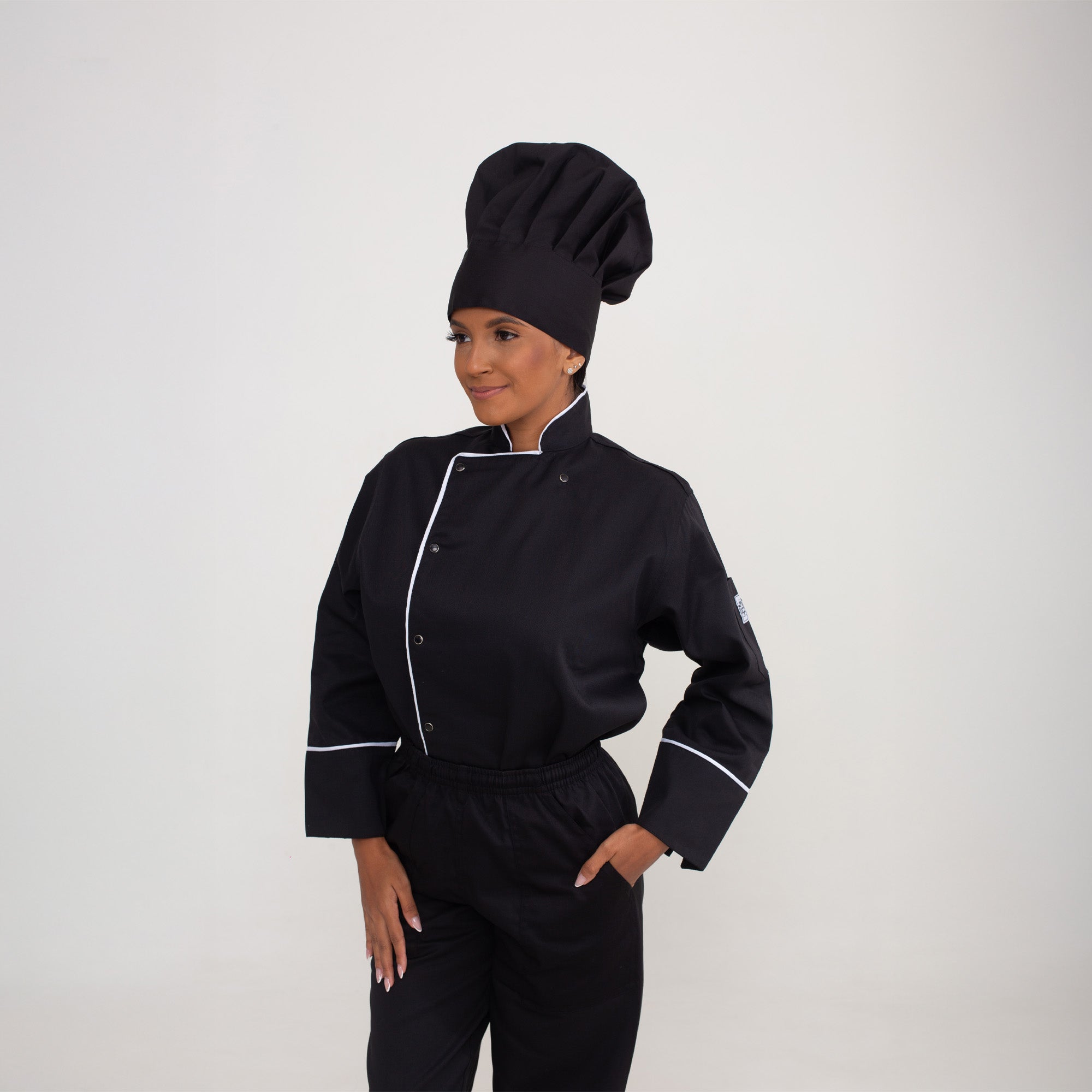 Dólmã Manga Longa Preta Com Sutache Branco e Botão de Pressão