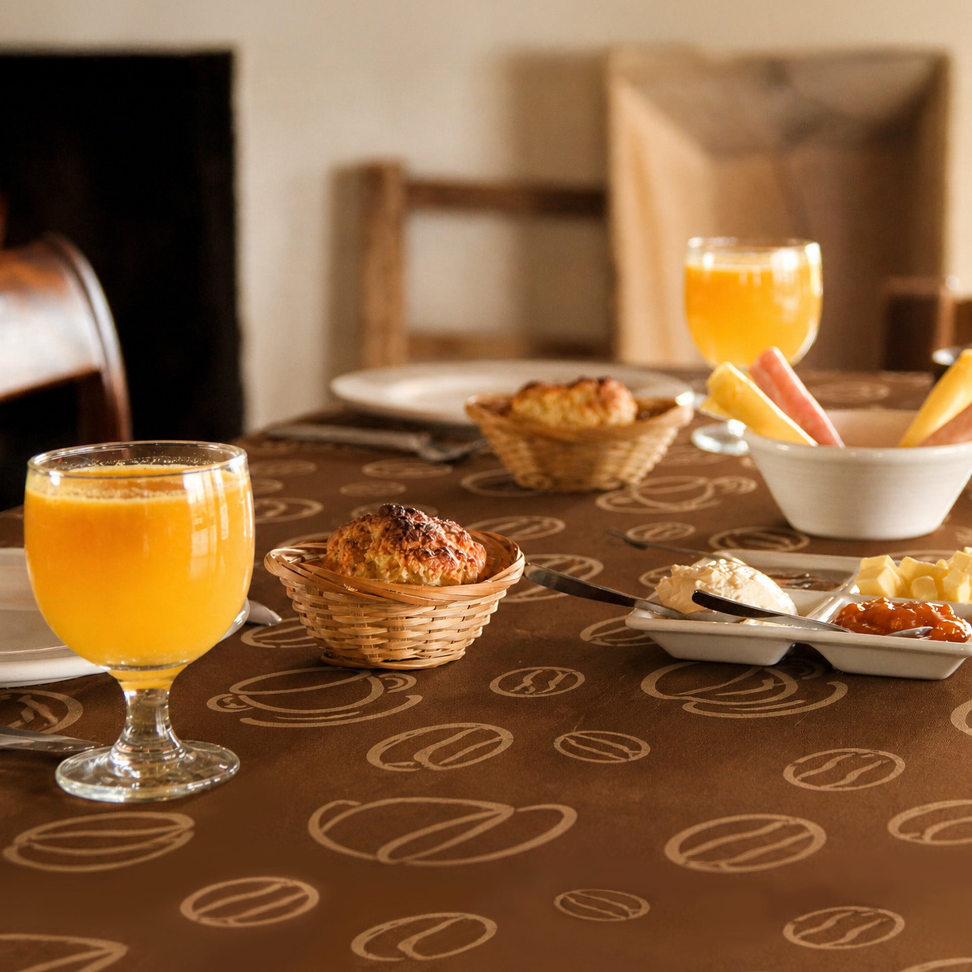 Toalha de Mesa Café Marrom 1,50x1,50 Quadrada