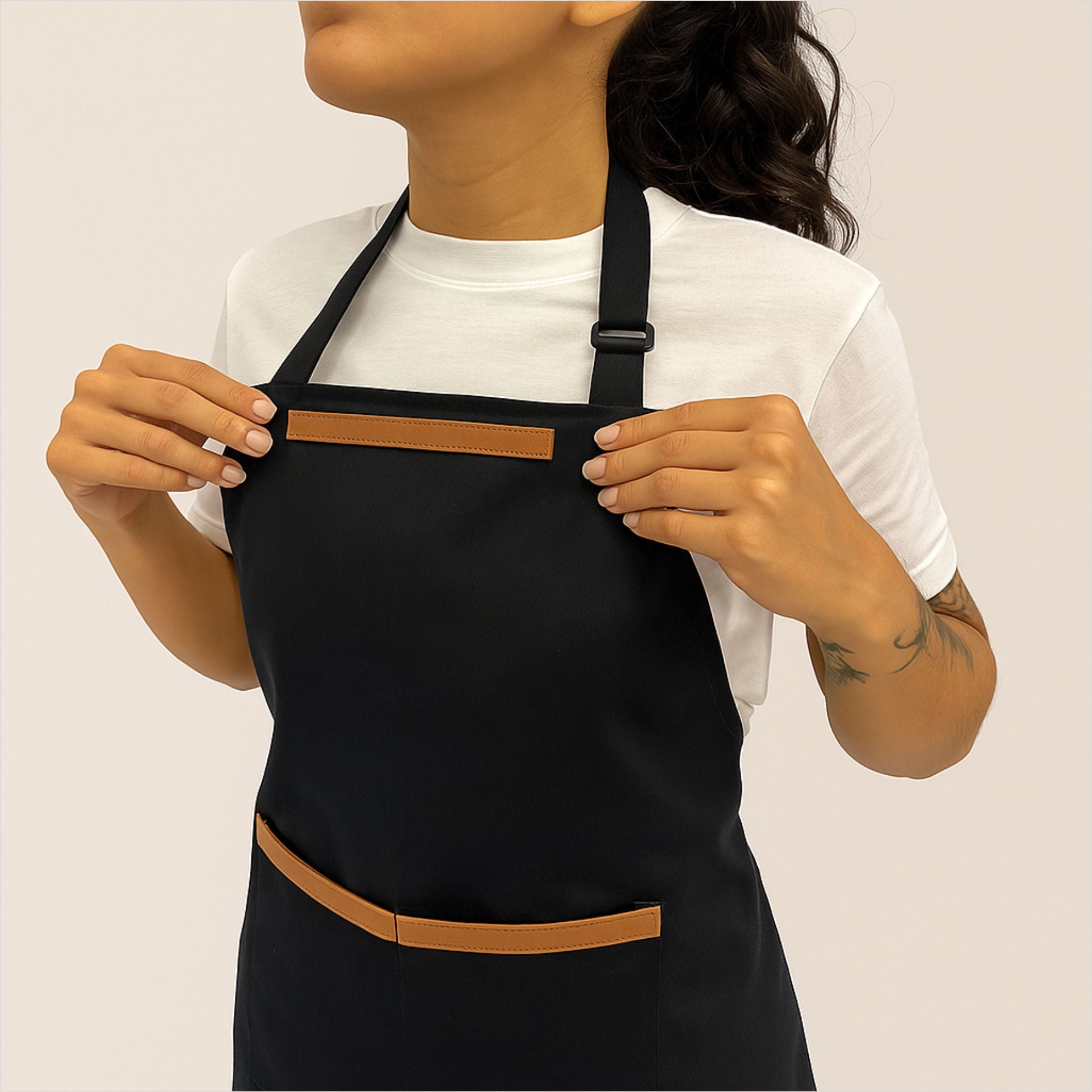 Avental Preto Com Detalhe de Couro Brim