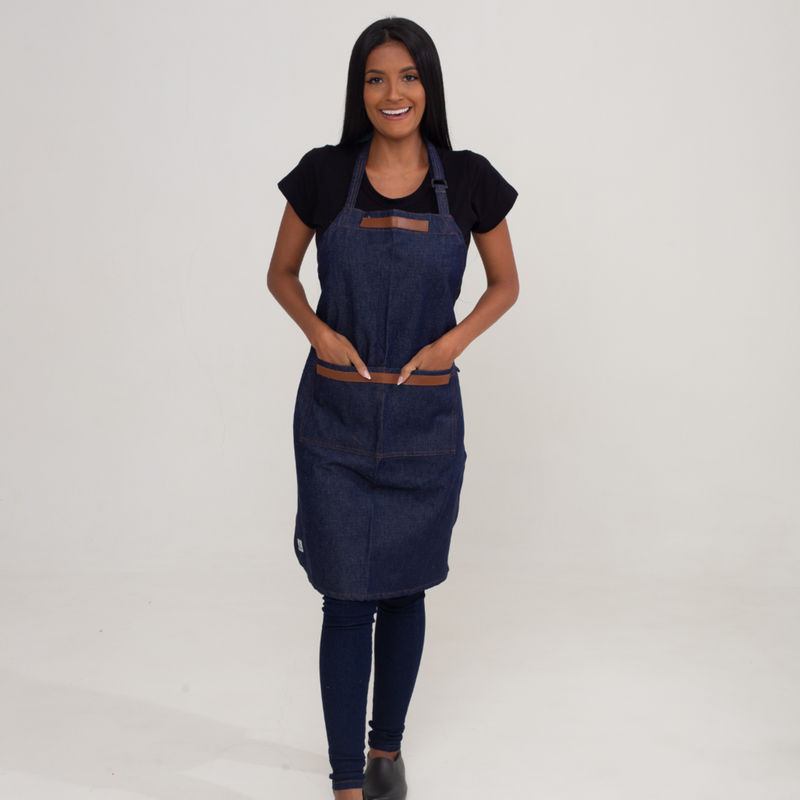 Avental Jeans Com Detalhe de Couro