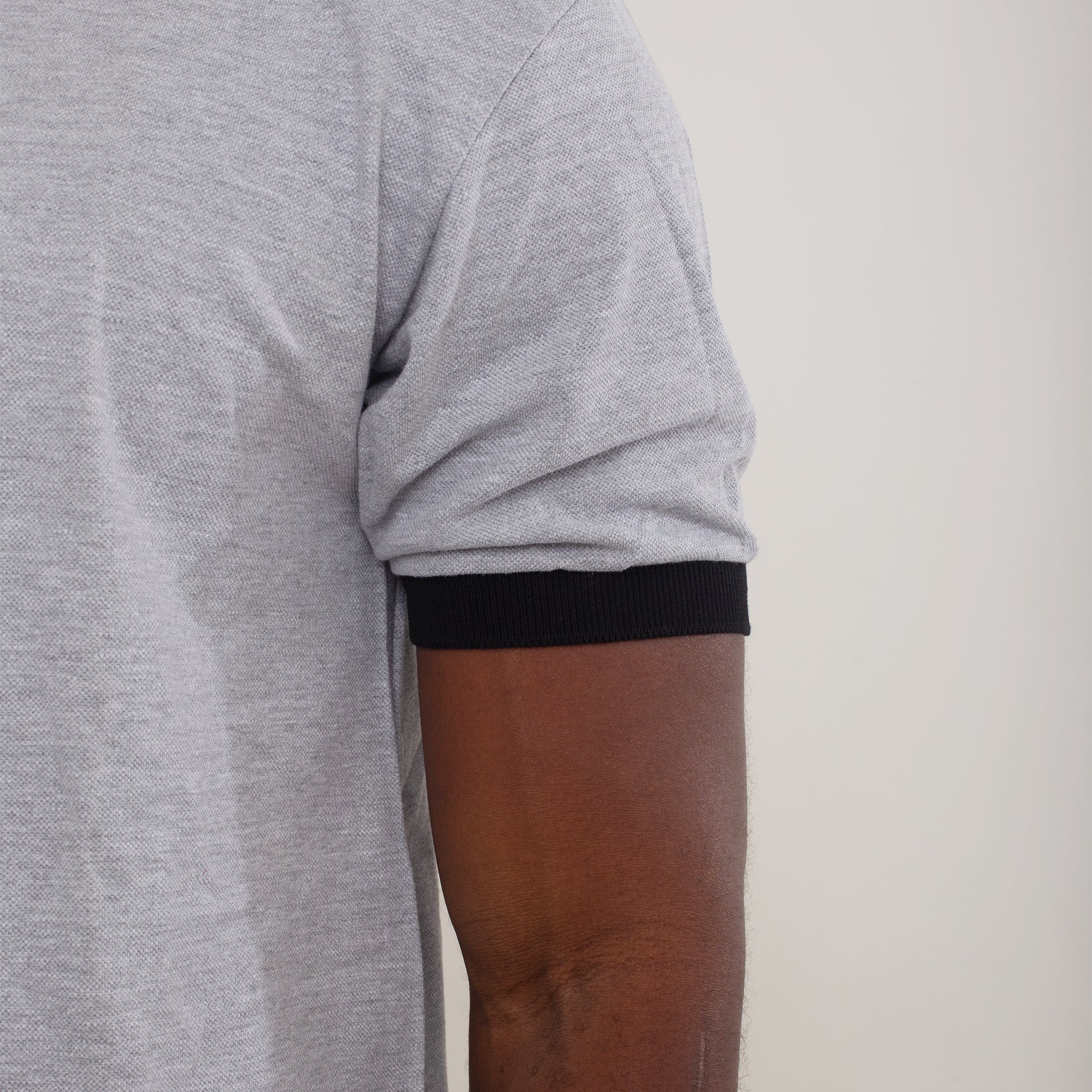 Camisa Polo Piquet Algodão Cinza Com Gola e Punho Preto