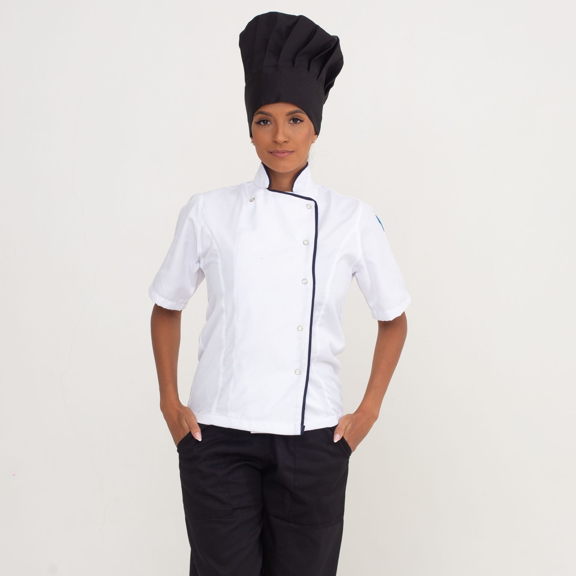 Dólmã Branca Manga Curta Feminina Com Sutache Preto e Botão De Pressão