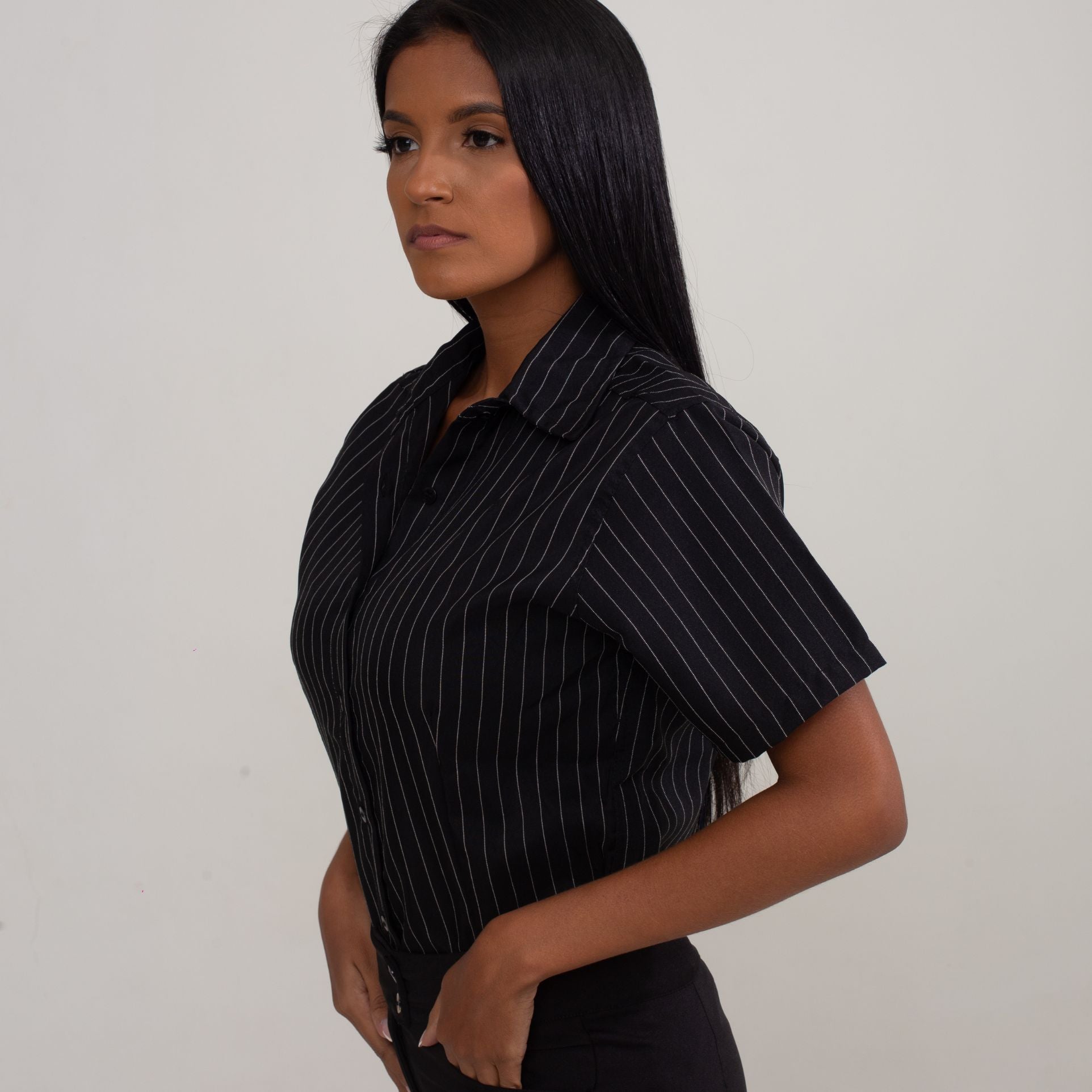 Camisa Social Feminina Manga Curta Risca de Giz Preto Oxford