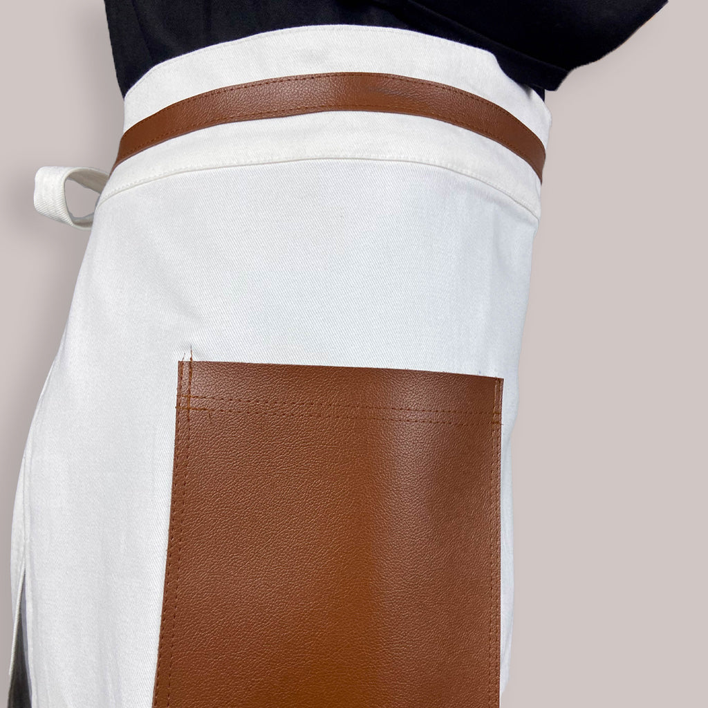 Avental Off White de Cintura com Bolso de Couro