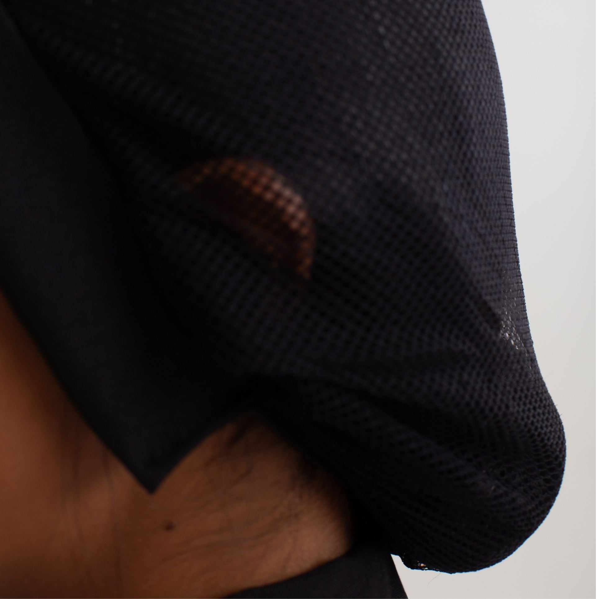 Touca de Renda Preta com Pala